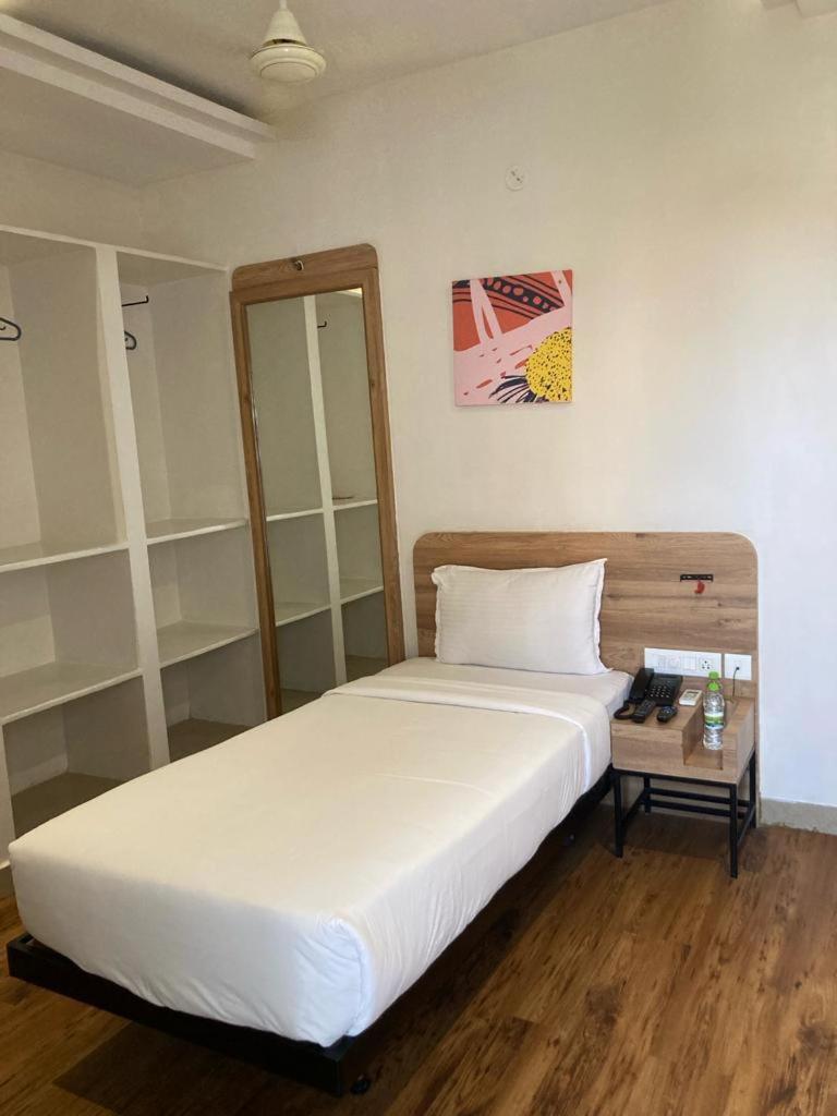 Hotel Istay Hitec Hyderabad Bagian luar foto